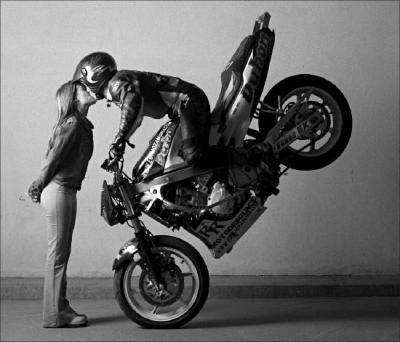 20080221181356-moto-kiss.jpg